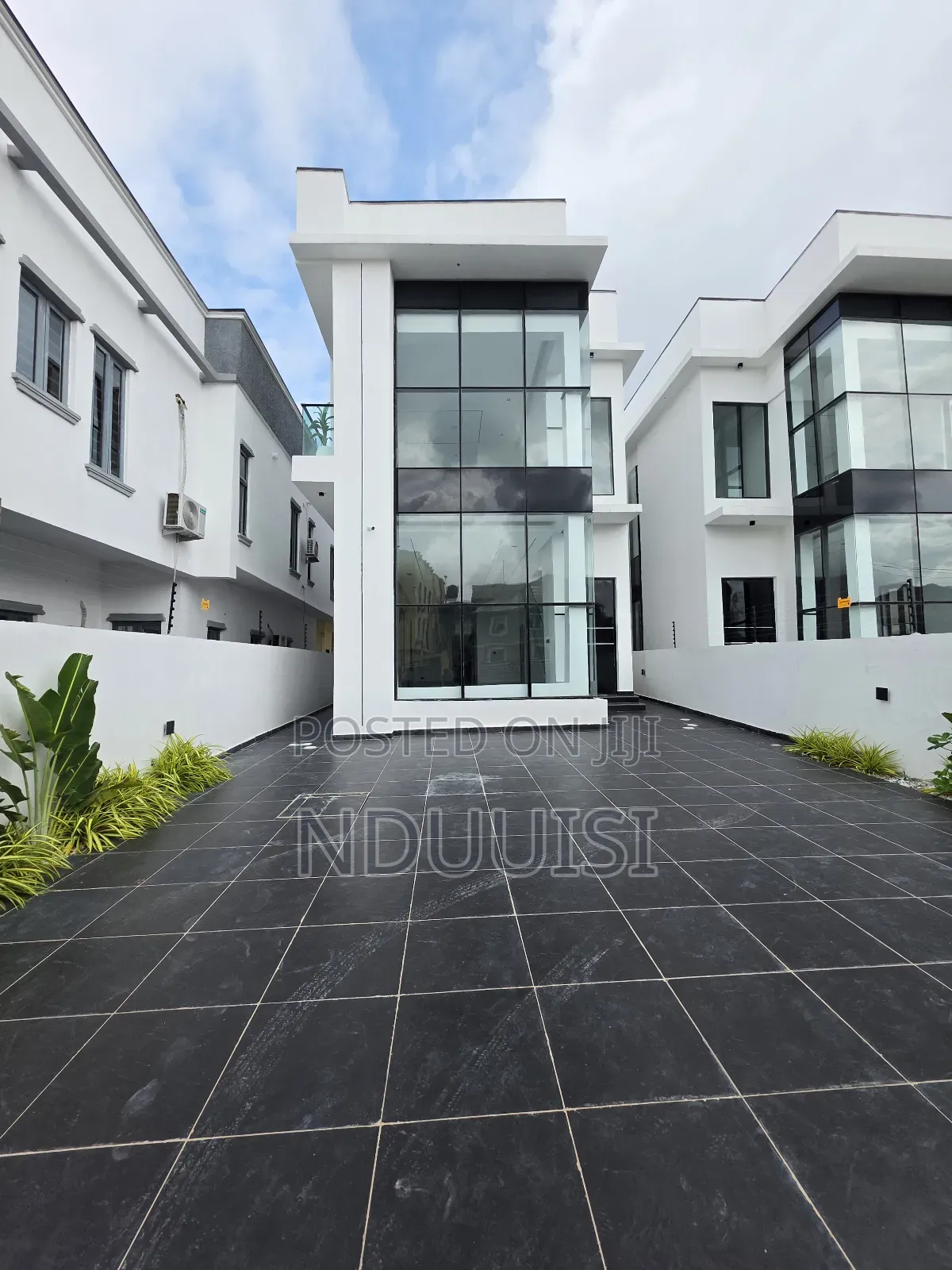 5bdrm Duplex in Ikota for sale in Ikota