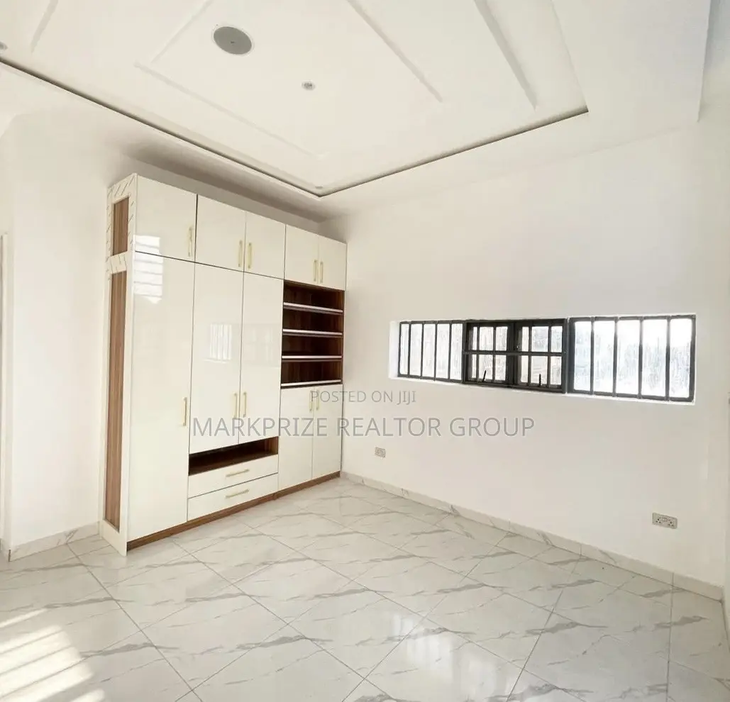 5bdrm Duplex in Osapa London Lekki for sale in Osapa london