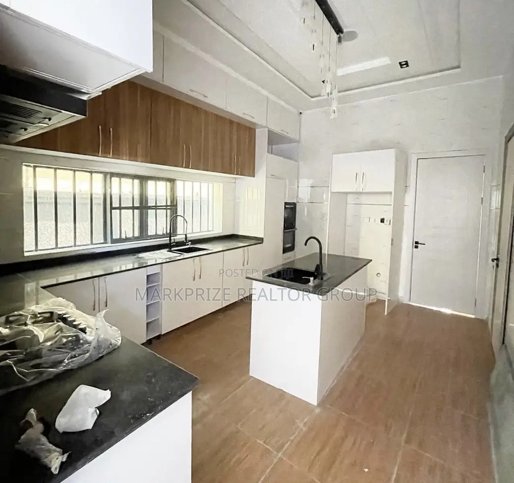 5bdrm Duplex in Osapa London Lekki for sale in Osapa london