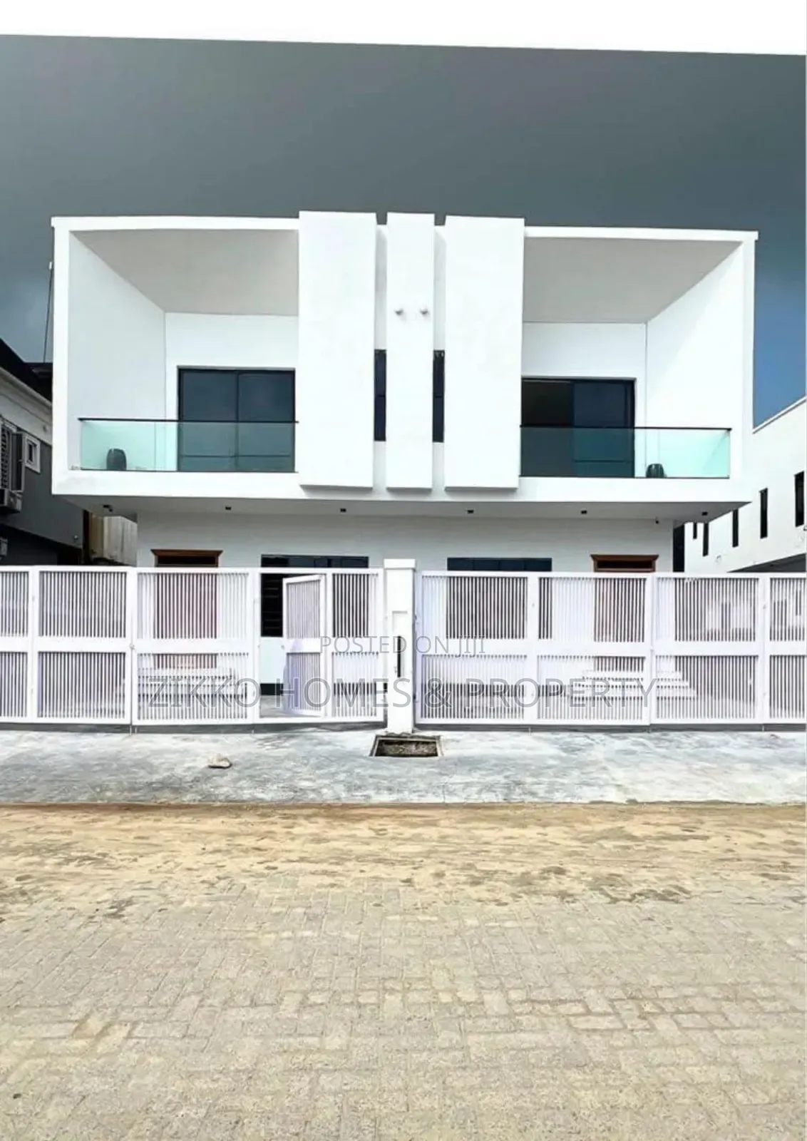 4bdrm Duplex in Orchid Road, Chevron for sale in Chevron