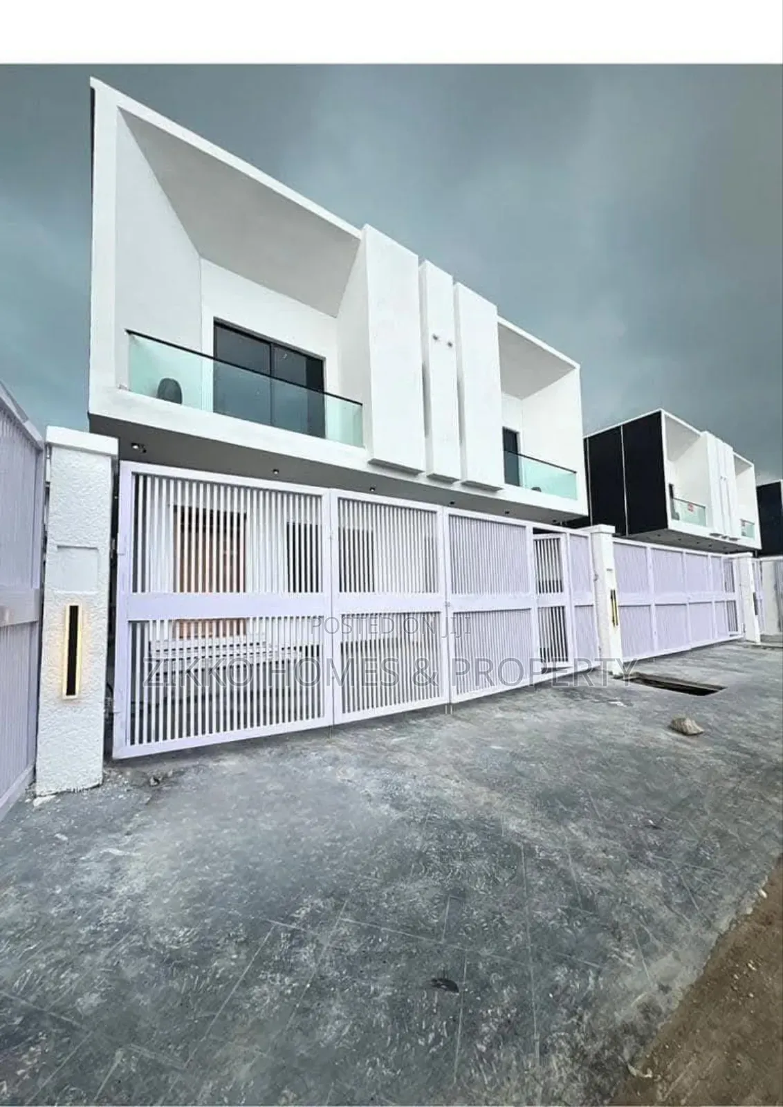 4bdrm Duplex in Orchid Road, Chevron for sale in Chevron