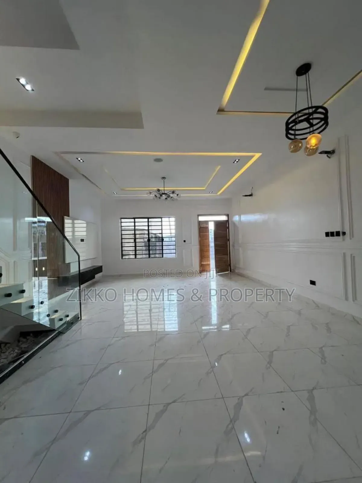4bdrm Duplex in Orchid Road, Chevron for sale in Chevron