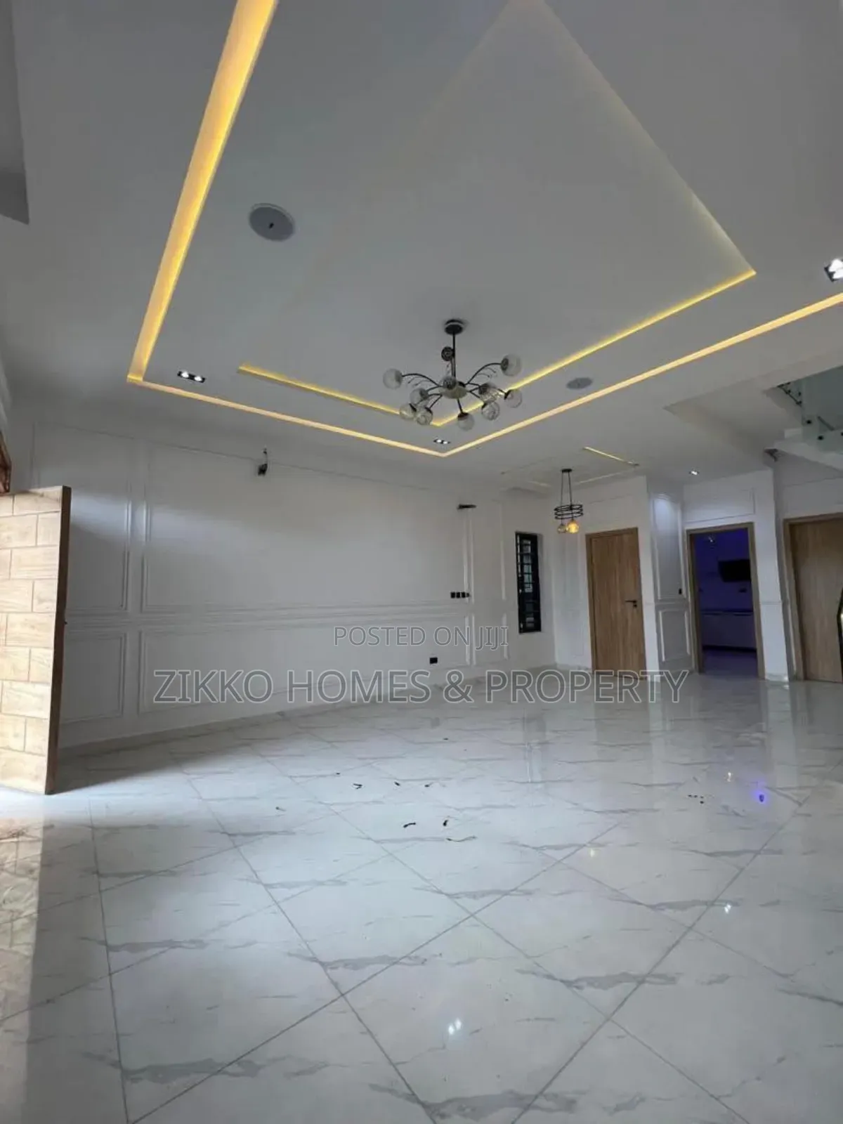 4bdrm Duplex in Orchid Road, Chevron for sale in Chevron