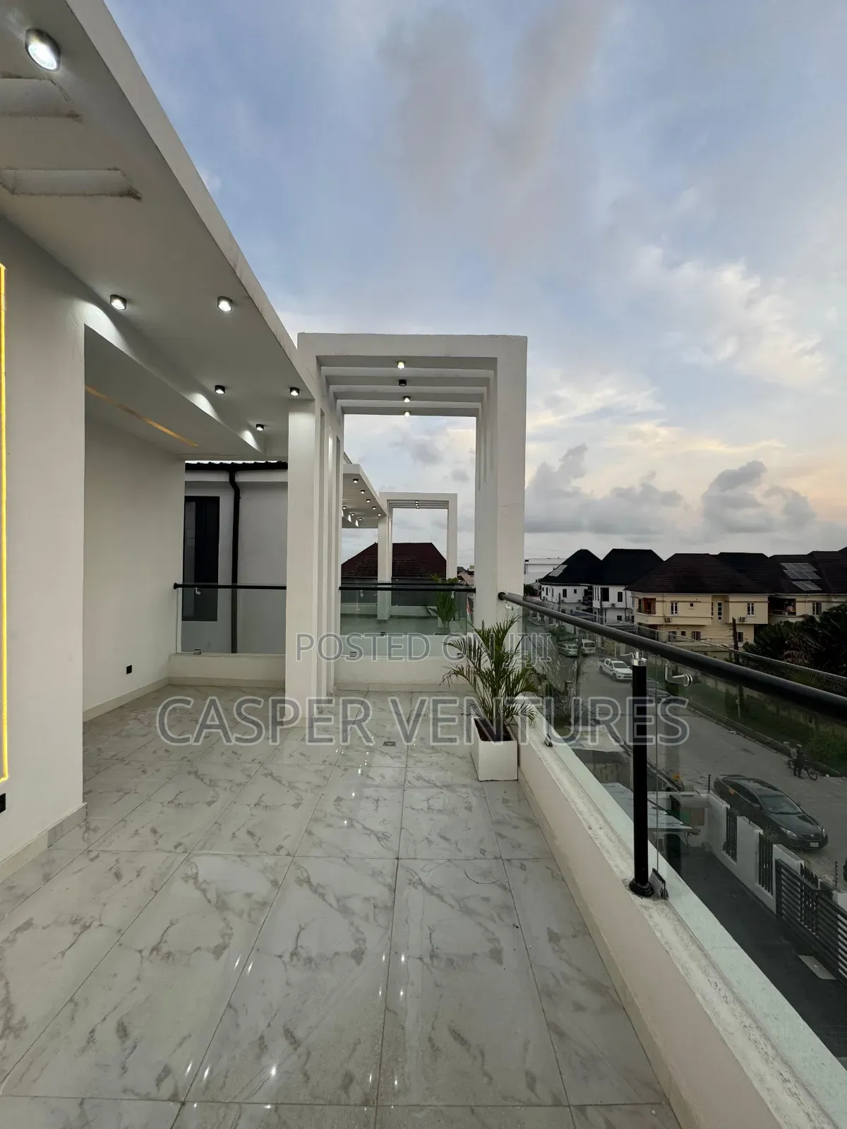 5bdrm Duplex in Idado for sale in Idado