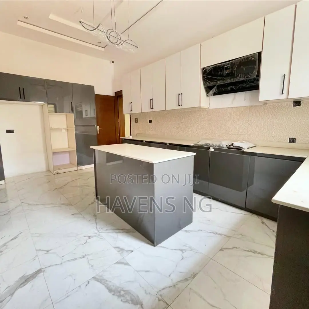 5bdrm Duplex in Ikate for sale in Ikate