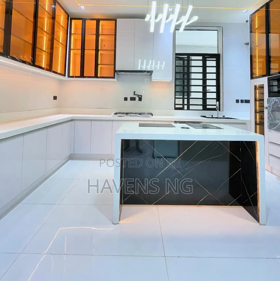 5bdrm Duplex in Chevron for sale in Chevron