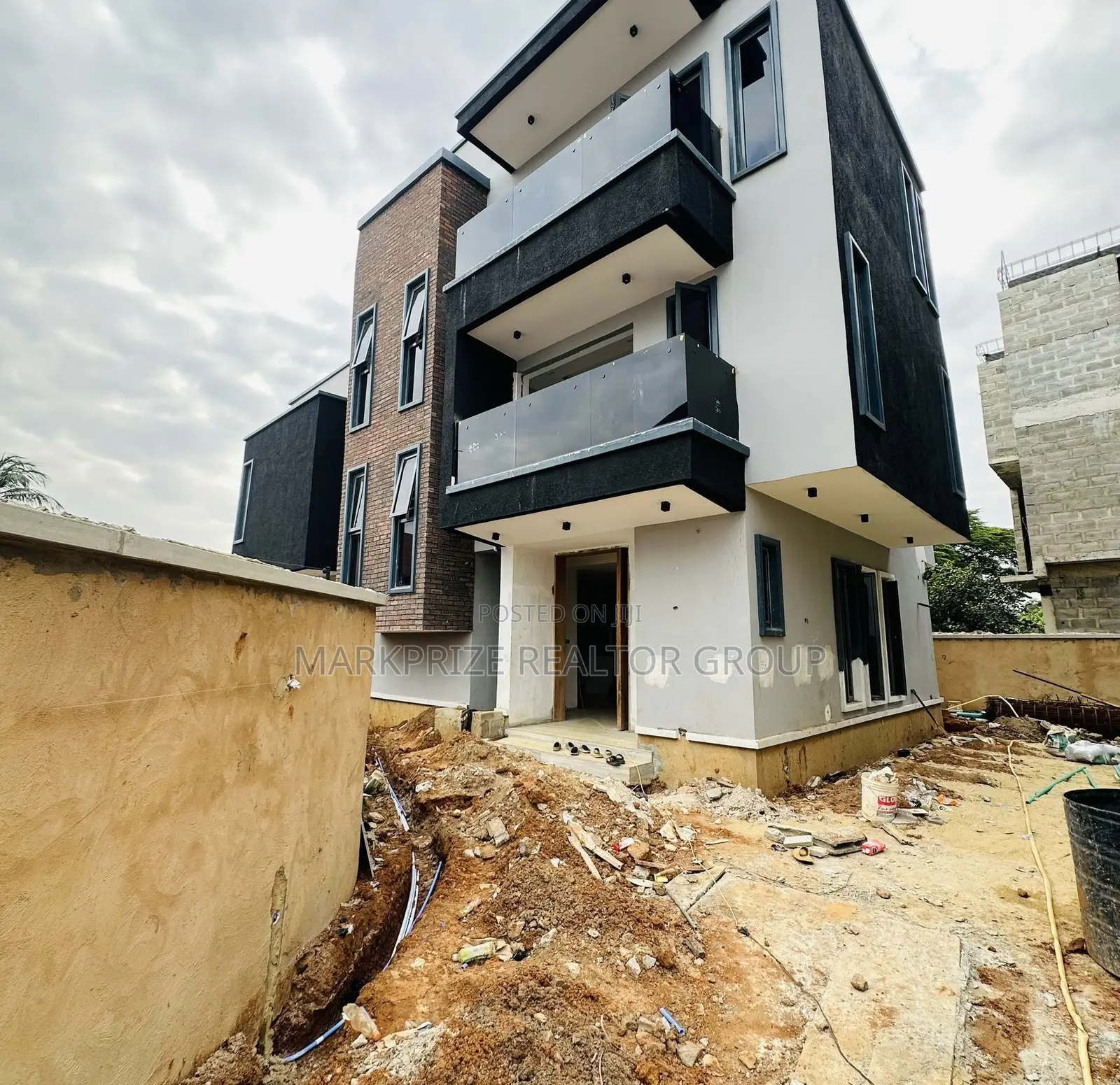 5bdrm Duplex in Ikeja Gra Lagos for sale in Ikeja GRA