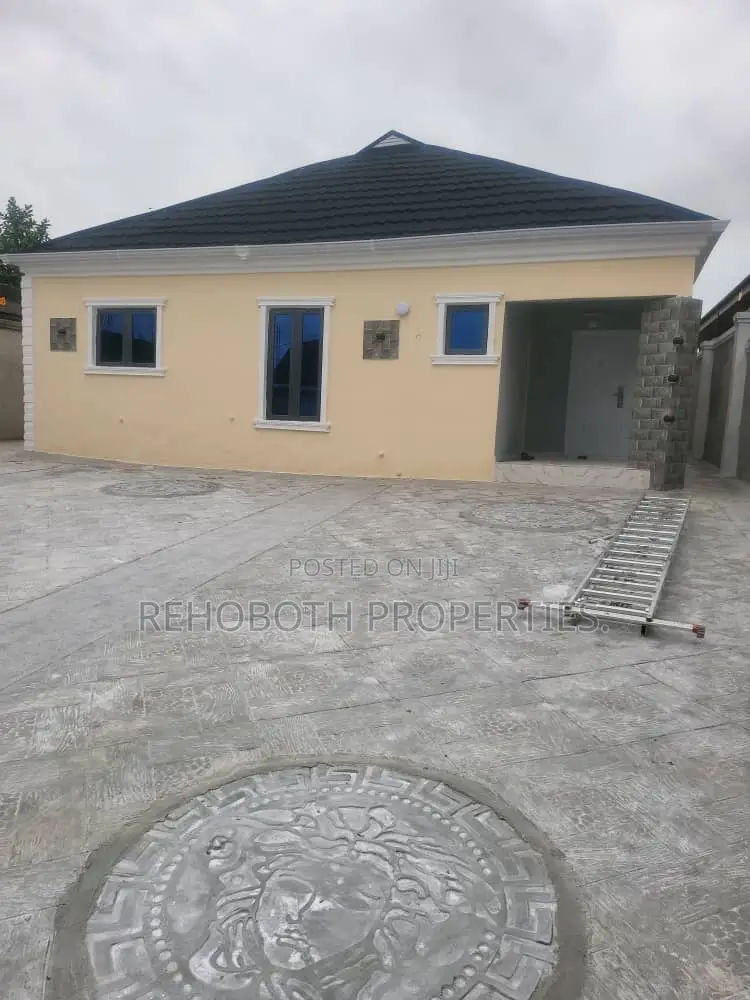 4bdrm Bungalow in Behind Elebu Health, Ibadan for sale in Ibadan