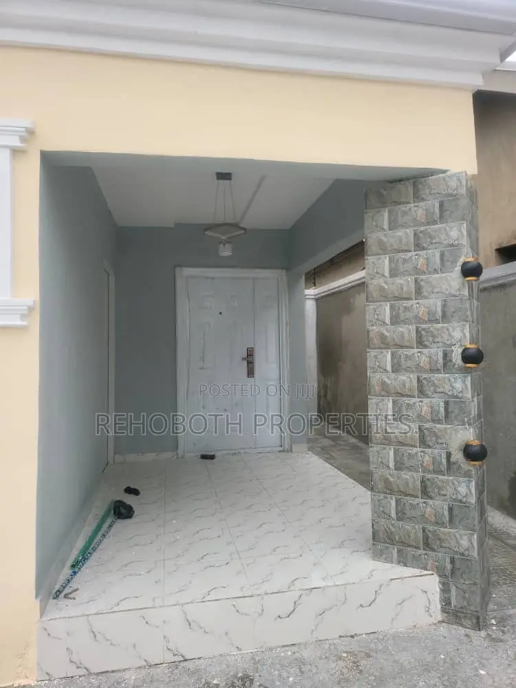 4bdrm Bungalow in Behind Elebu Health, Ibadan for sale in Ibadan