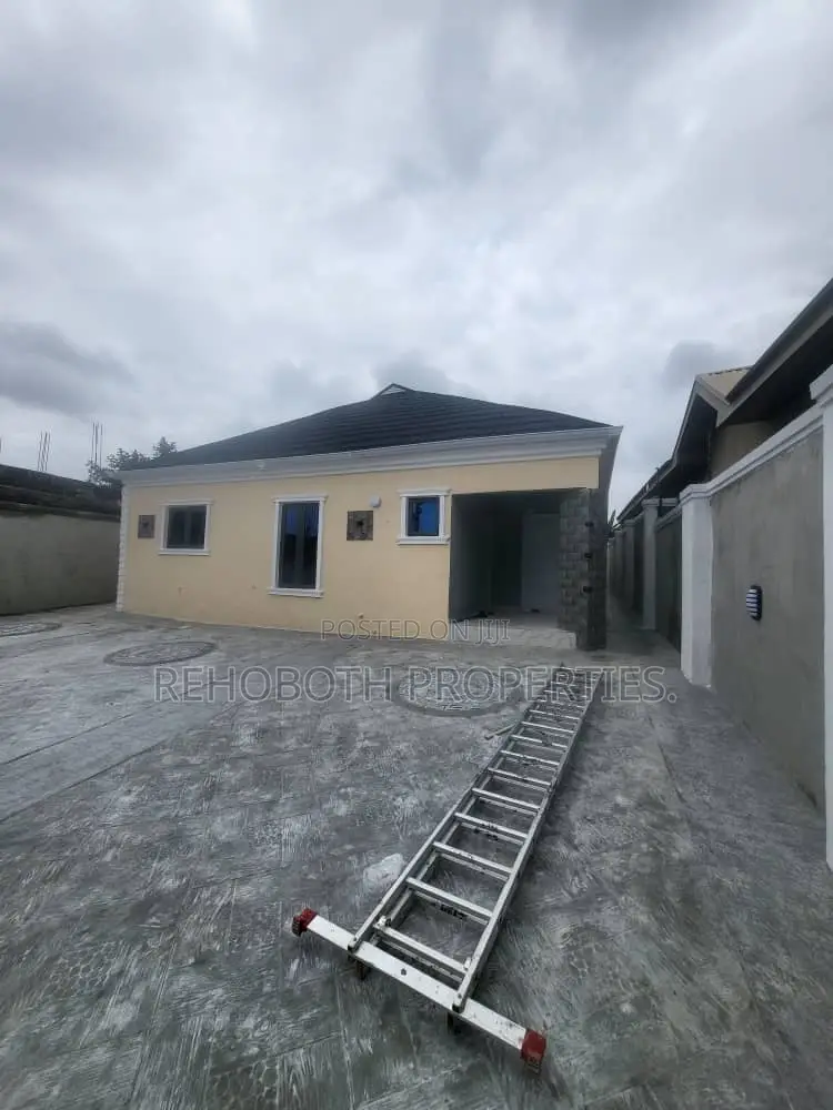 4bdrm Bungalow in Behind Elebu Health, Ibadan for sale in Ibadan
