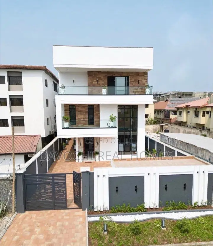 Beautiful 6 Bedroom Fully Detached House for Sale in Banana Island