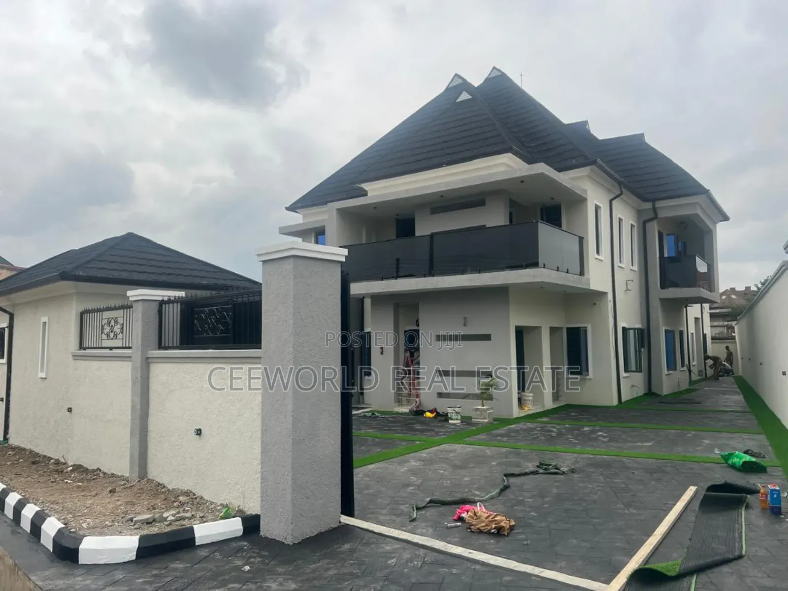 5bdrm Duplex in Oluyole Estate, Blue for sale in Oluyole Estate