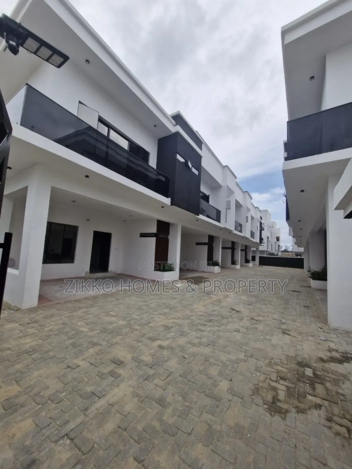 4bdrm Duplex in Ikota Gra, Chevron for sale in Chevron