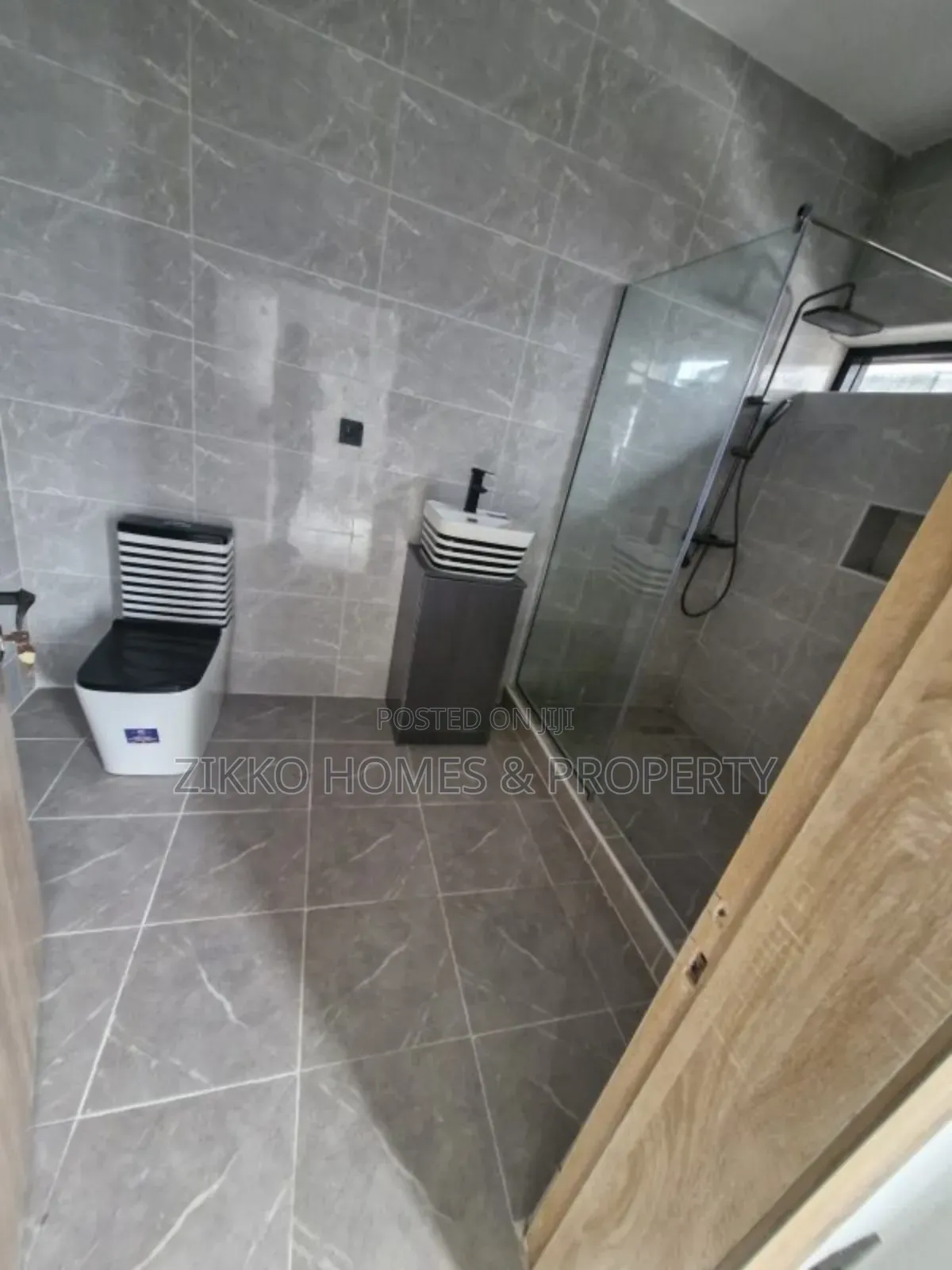 4bdrm Duplex in Ikota Gra, Chevron for sale in Chevron