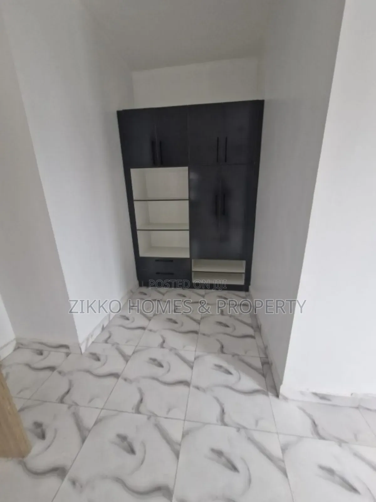 4bdrm Duplex in Ikota Gra, Chevron for sale in Chevron