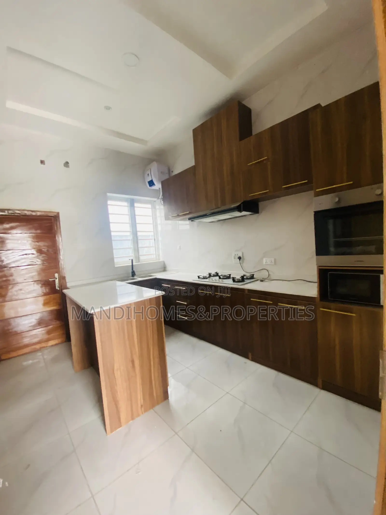4bdrm Townhouse/Terrace in Ikota for sale in Ikota