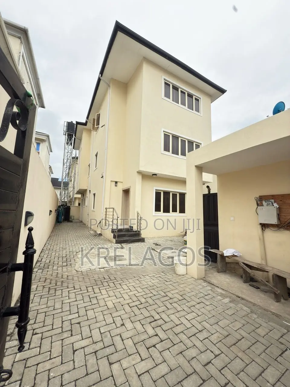 5bdrm Duplex in Idado for sale in Idado