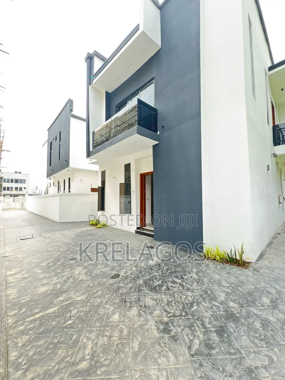 4bdrm Duplex in Chevron for sale in Chevron