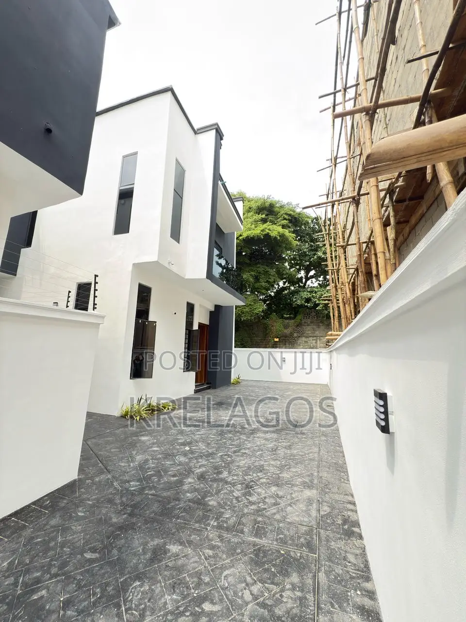 4bdrm Duplex in Chevron for sale in Chevron