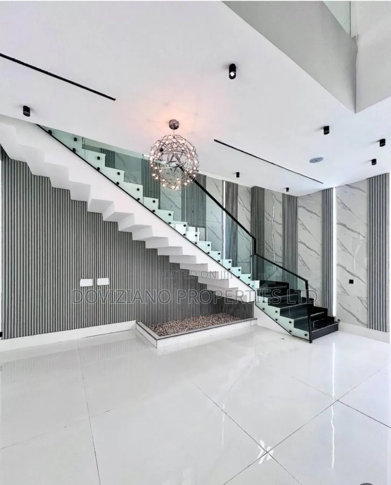 5bdrm Duplex in Chevron for sale in Chevron