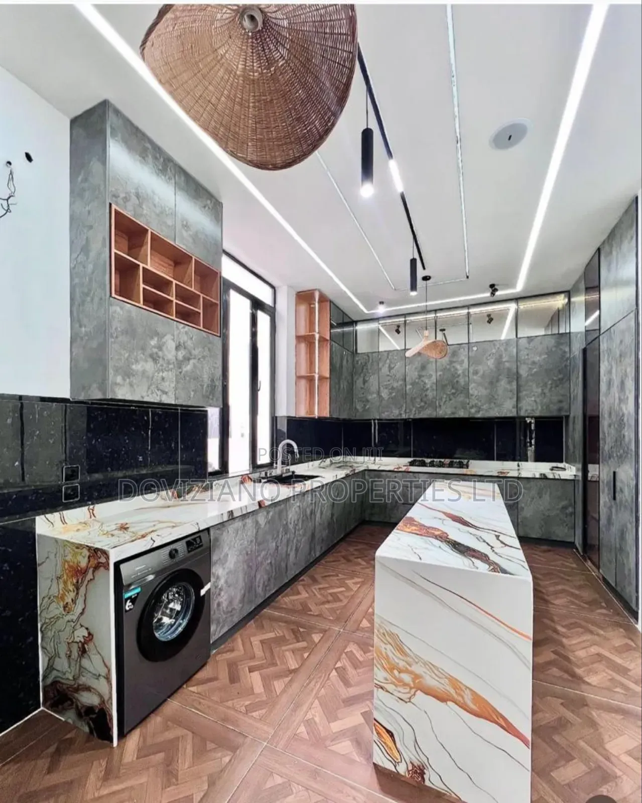 5bdrm Duplex in Chevron for sale in Chevron