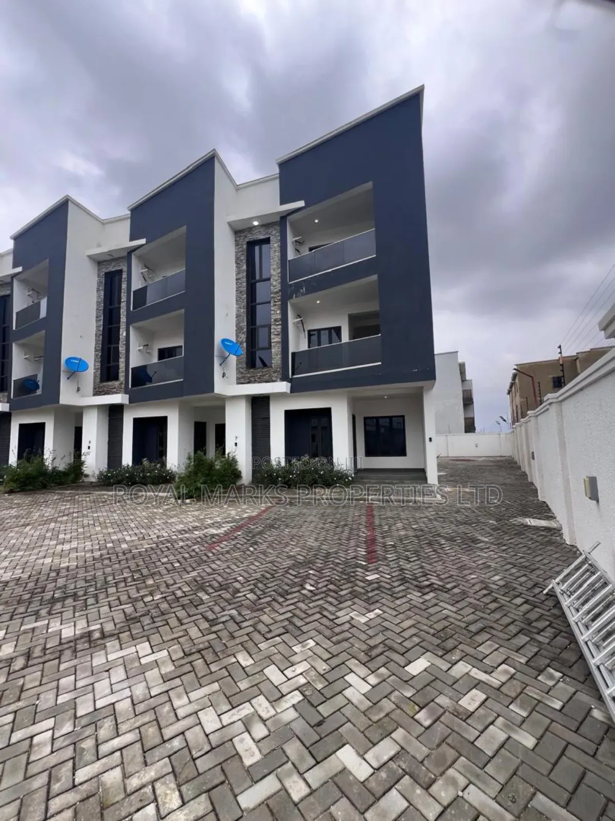 4bdrm Duplex in Life Camp for sale in Life Camp