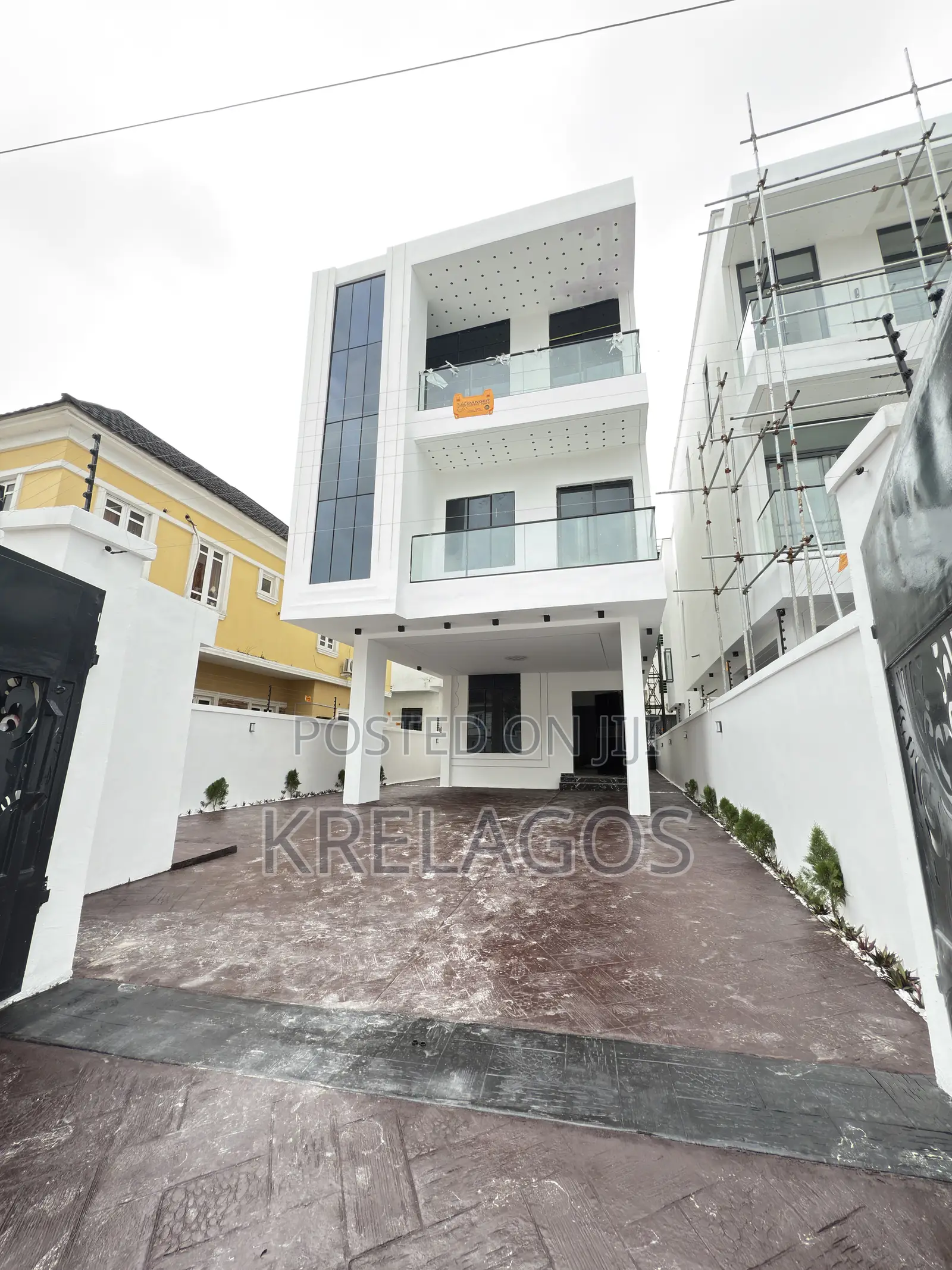 5bdrm Duplex in Chevron for sale in Chevron
