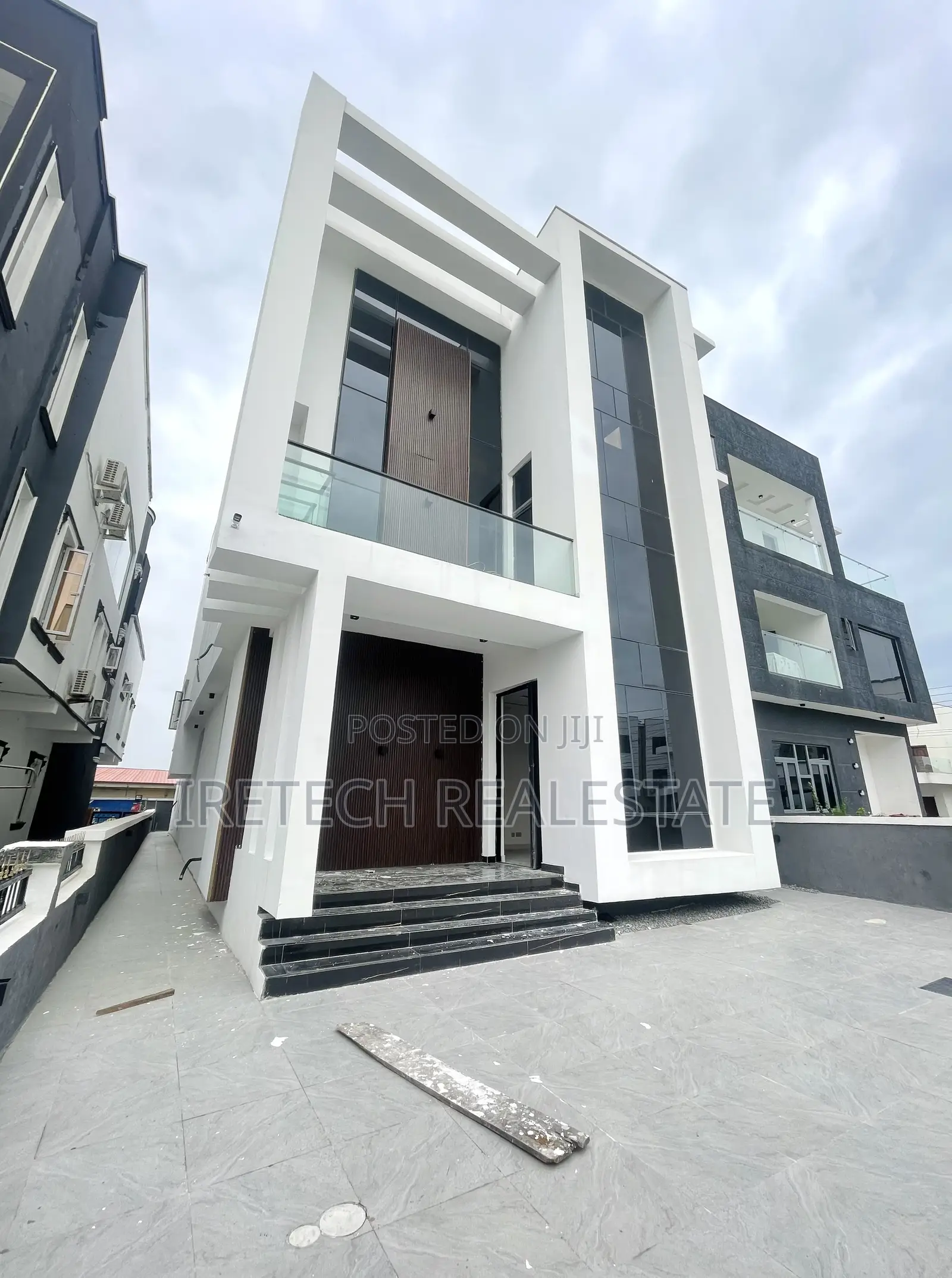 5bdrm Duplex in Orchid Road Lekki for sale in Lekki