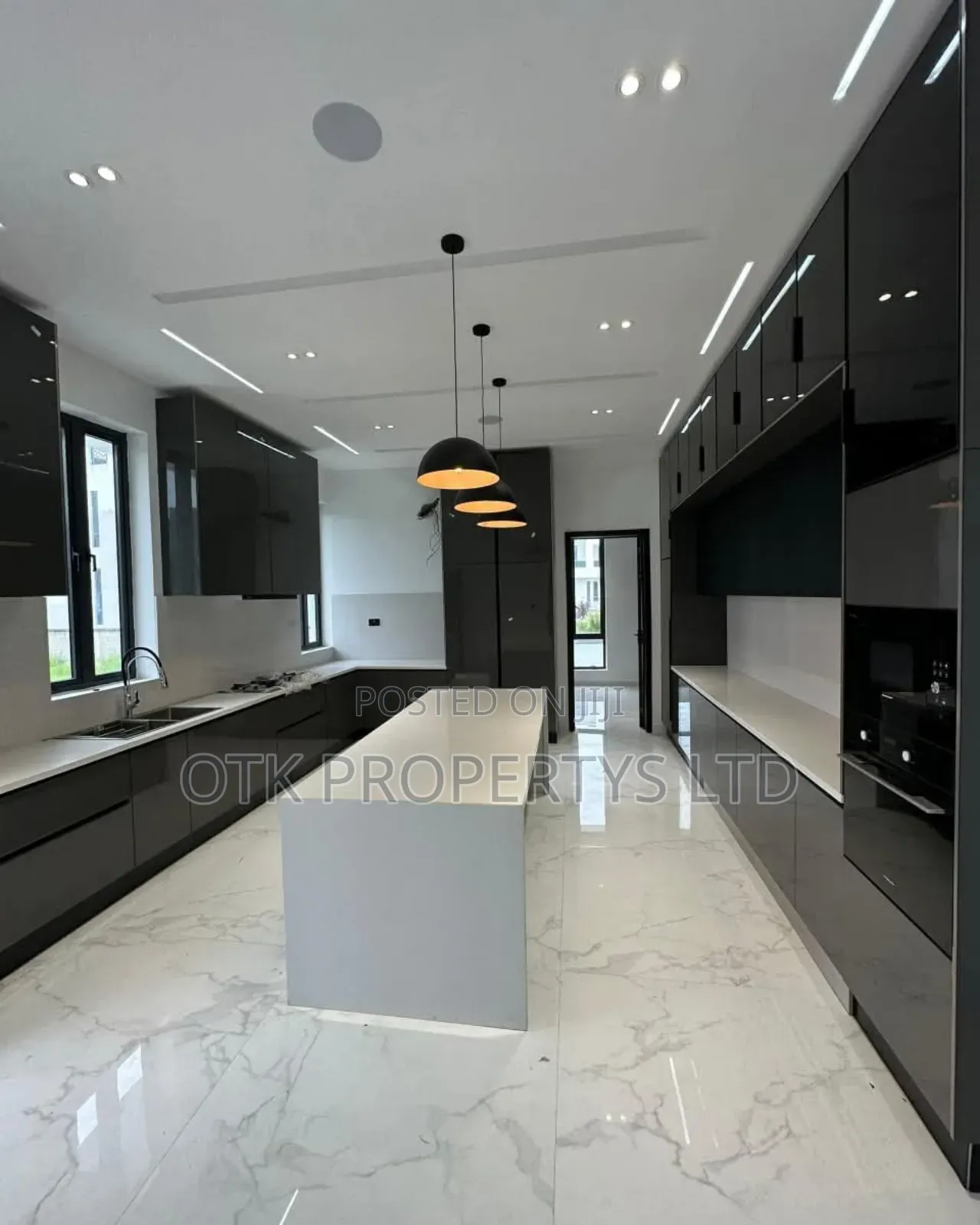 5bdrm Duplex in Osapa London Lekki for sale in Osapa london