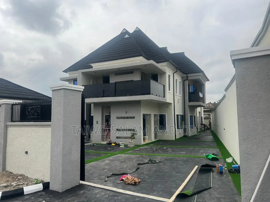 4bdrm Duplex in Oluyole Estate for sale in Oluyole Estate