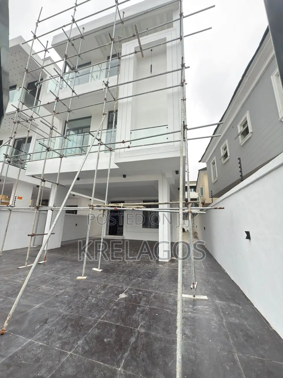 5bdrm Duplex in Chevron for sale in Chevron