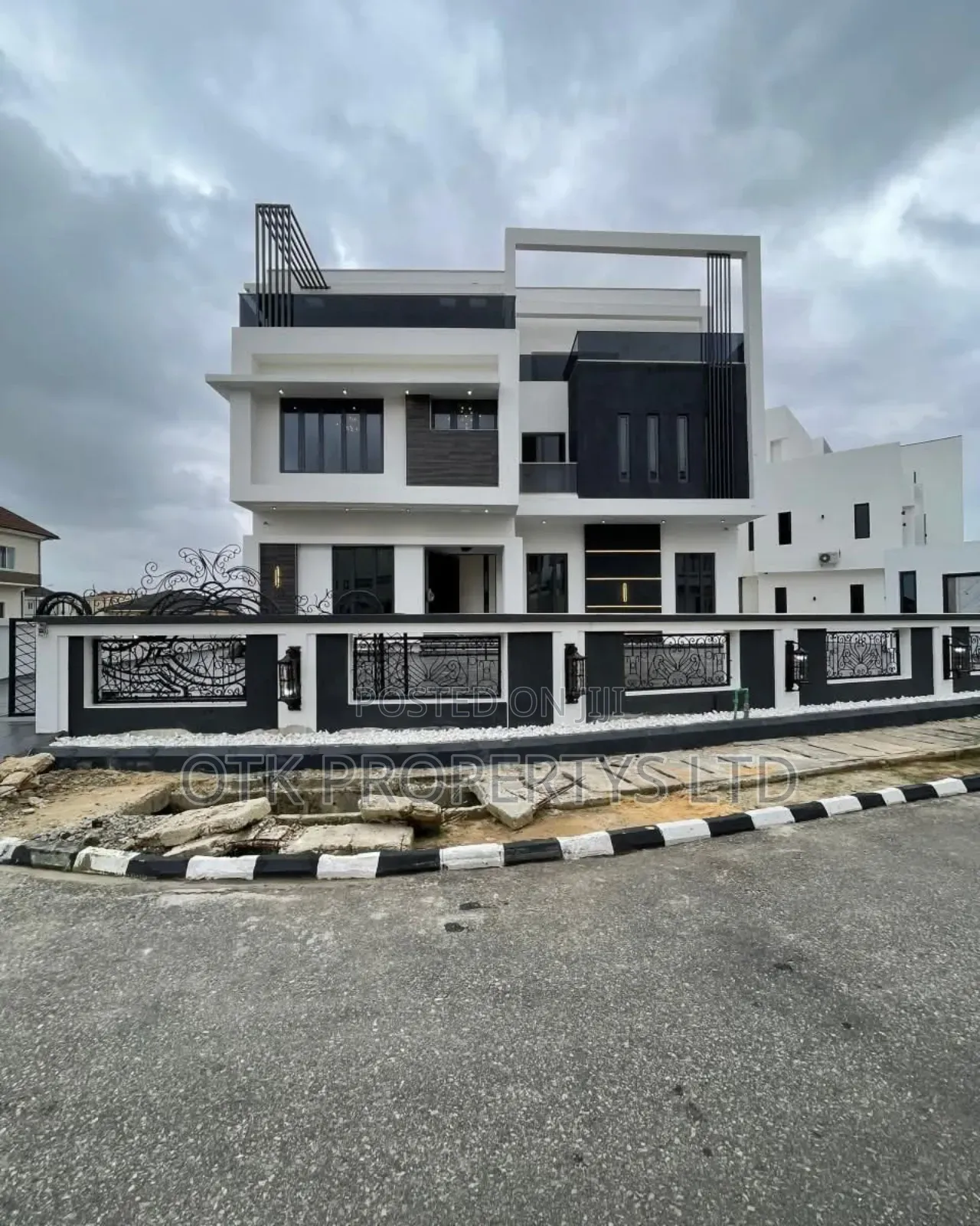 5bdrm Duplex in Osapa Lekki  Lagos for sale in Osapa london