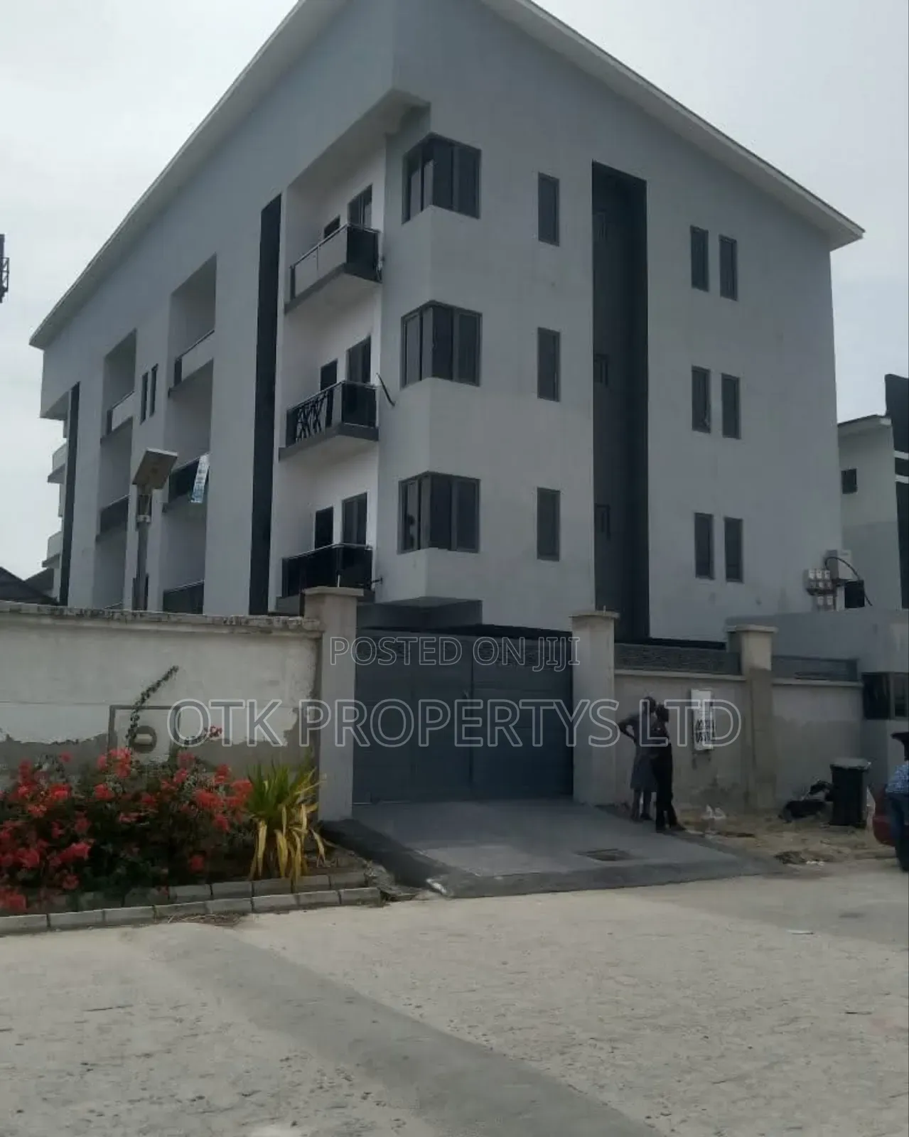 3bdrm Block of Flats in Ensuite Off Freedom for sale in Lekki Phase 1