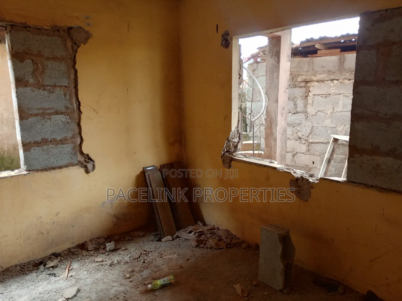 12bdrm Block of Flats in Iyana Ipaja for sale in Iyana Ipaja