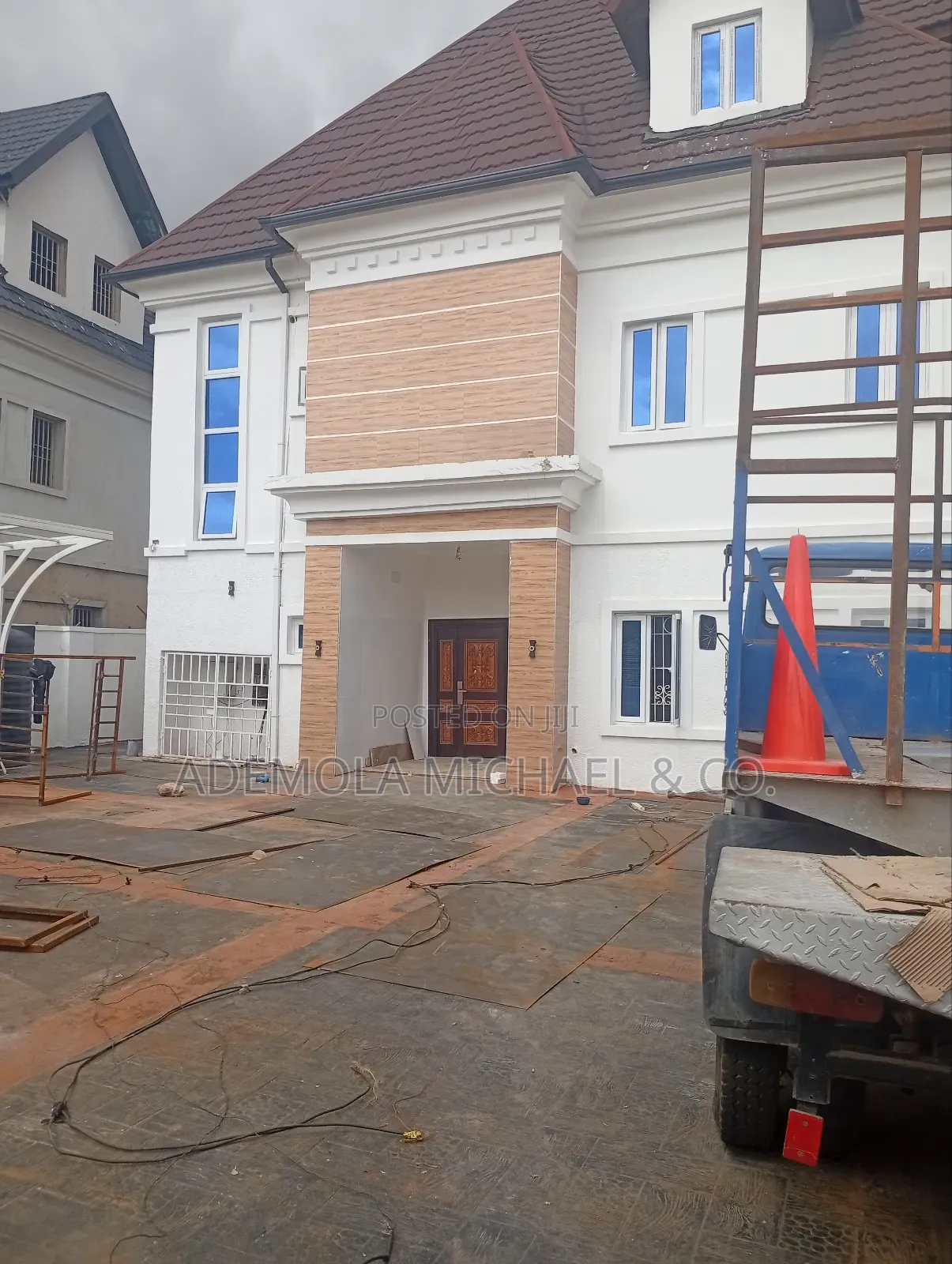 5bdrm Duplex in Idu/Karmo for sale in Karmo