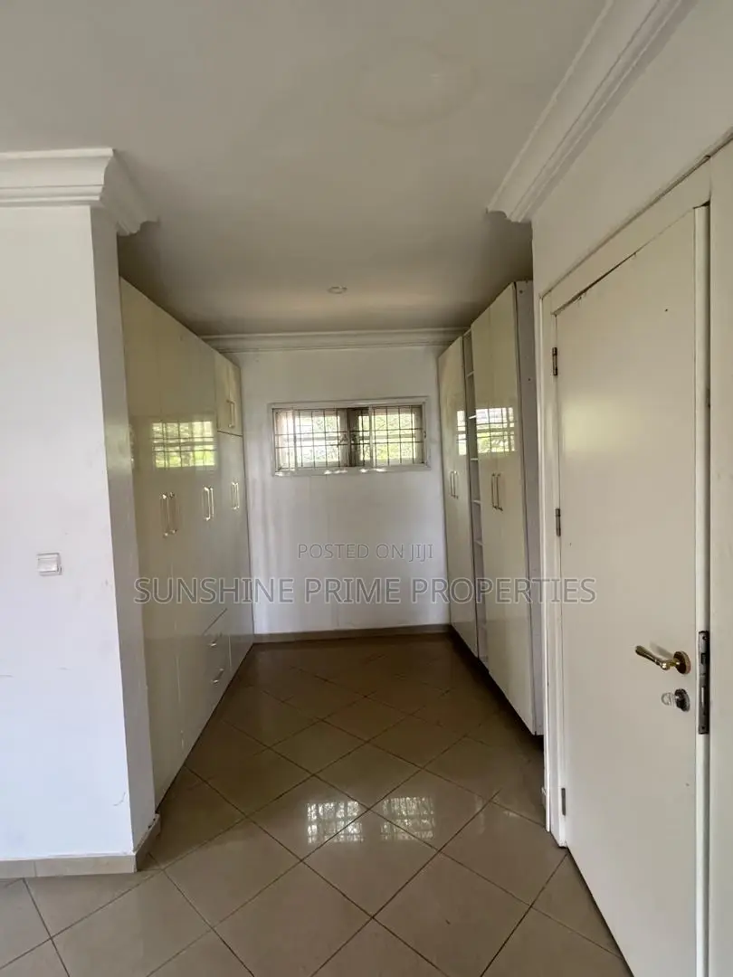 5bdrm Duplex in Brains And Hammers for sale in Apo District