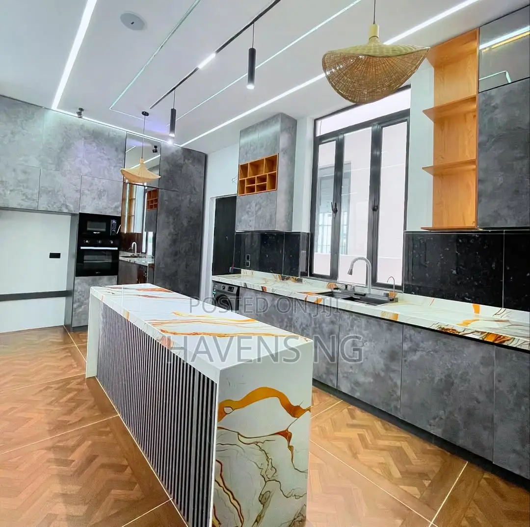 5bdrm Duplex in Chevron for sale in Chevron