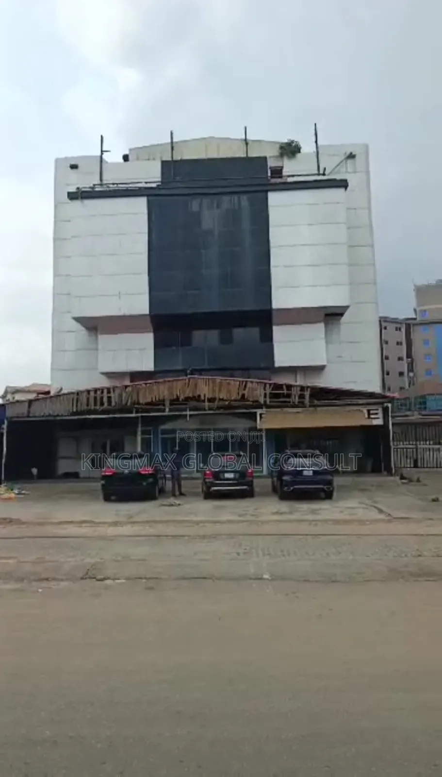 Lease : Lettable Space of 2,400 Square Meters. in Wuse 2