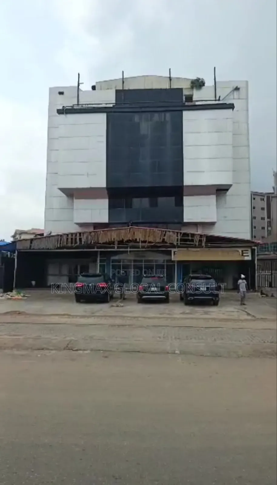 Lease : Lettable Space of 2,400 Square Meters. in Wuse 2