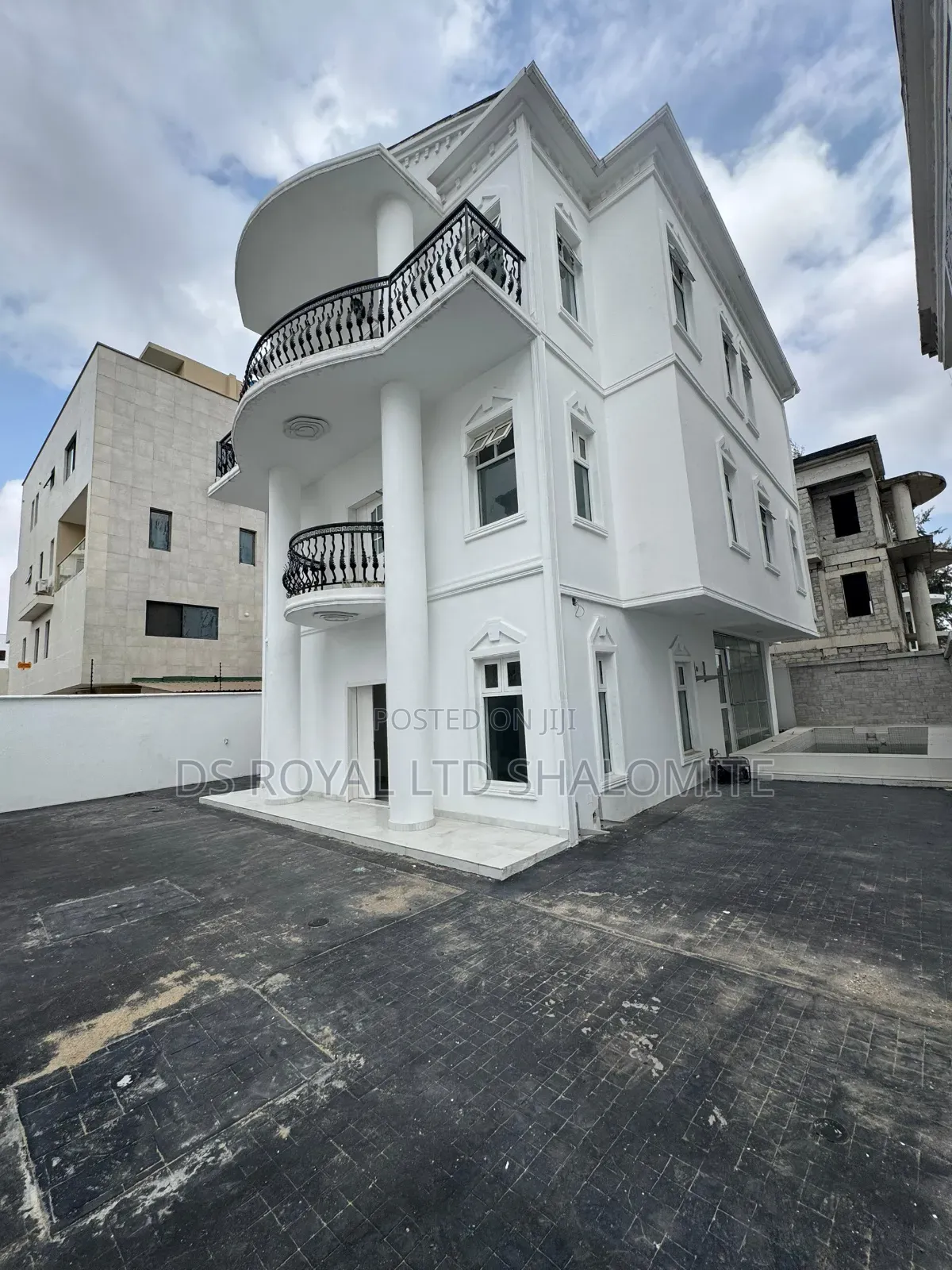 4bdrm Duplex in Banana Island for sale in Banana Island