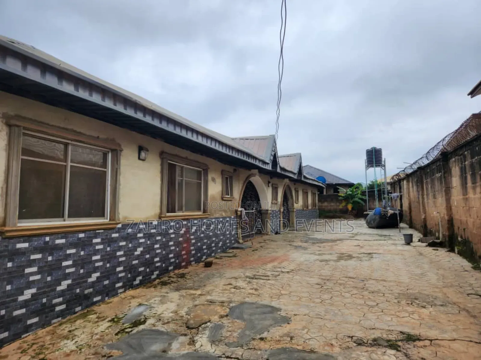 6bdrm Bungalow in Behind Dv School, for sale in Ibadan
