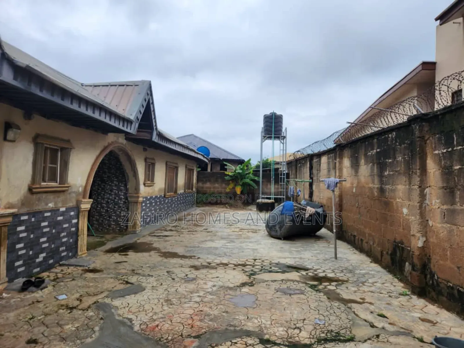 6bdrm Bungalow in Behind Dv School, for sale in Ibadan
