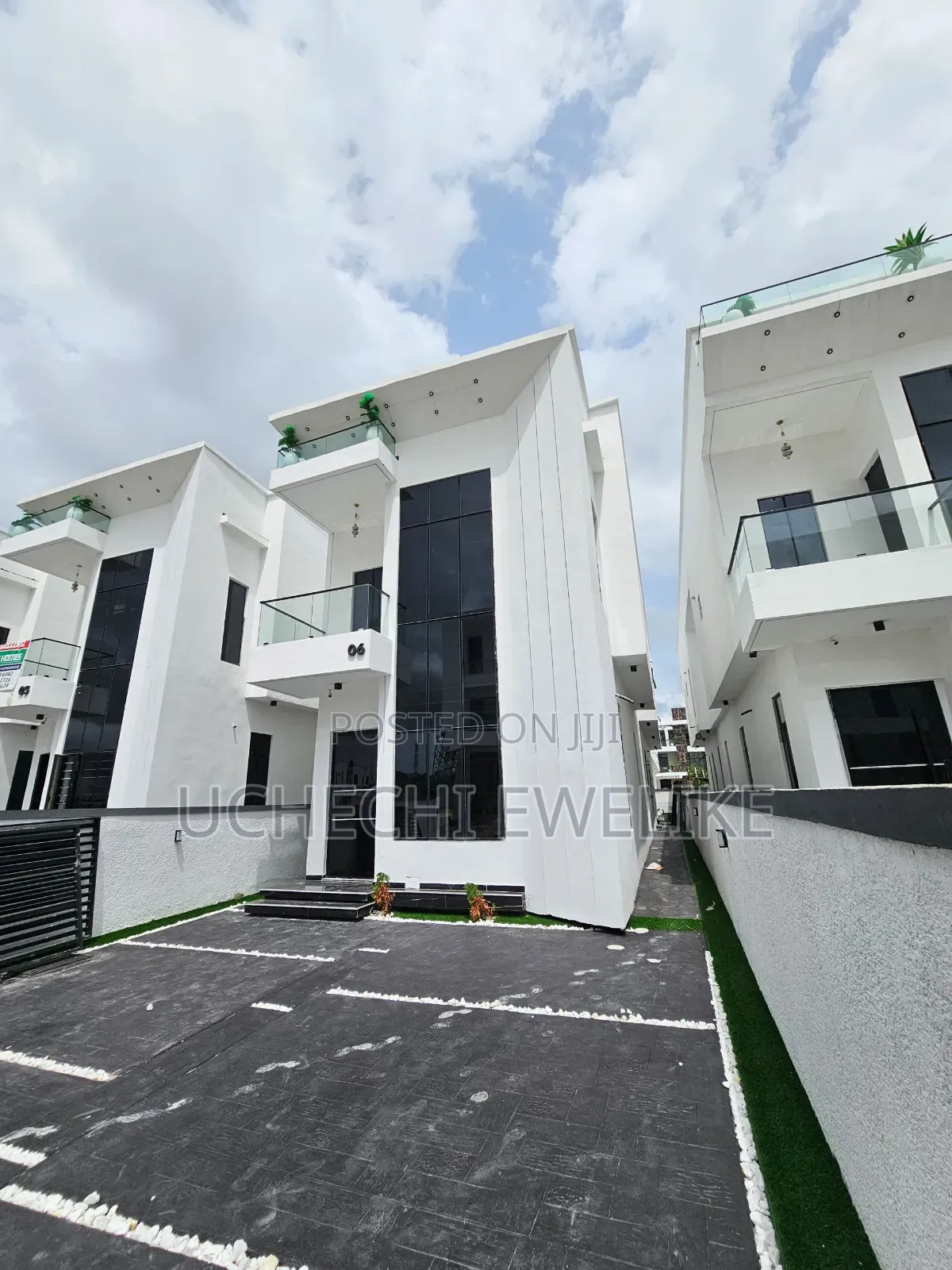 5bdrm Duplex in Chevron for sale in Chevron