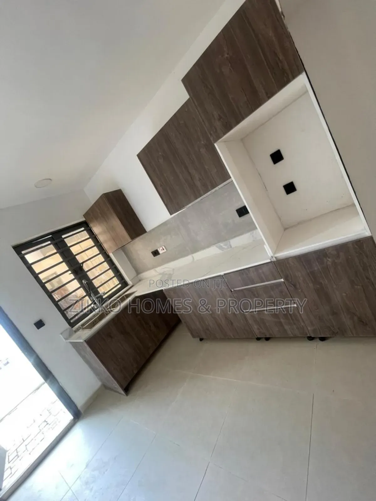 3bdrm Townhouse/Terrace in Orchid Road, Chevron for sale in Chevron