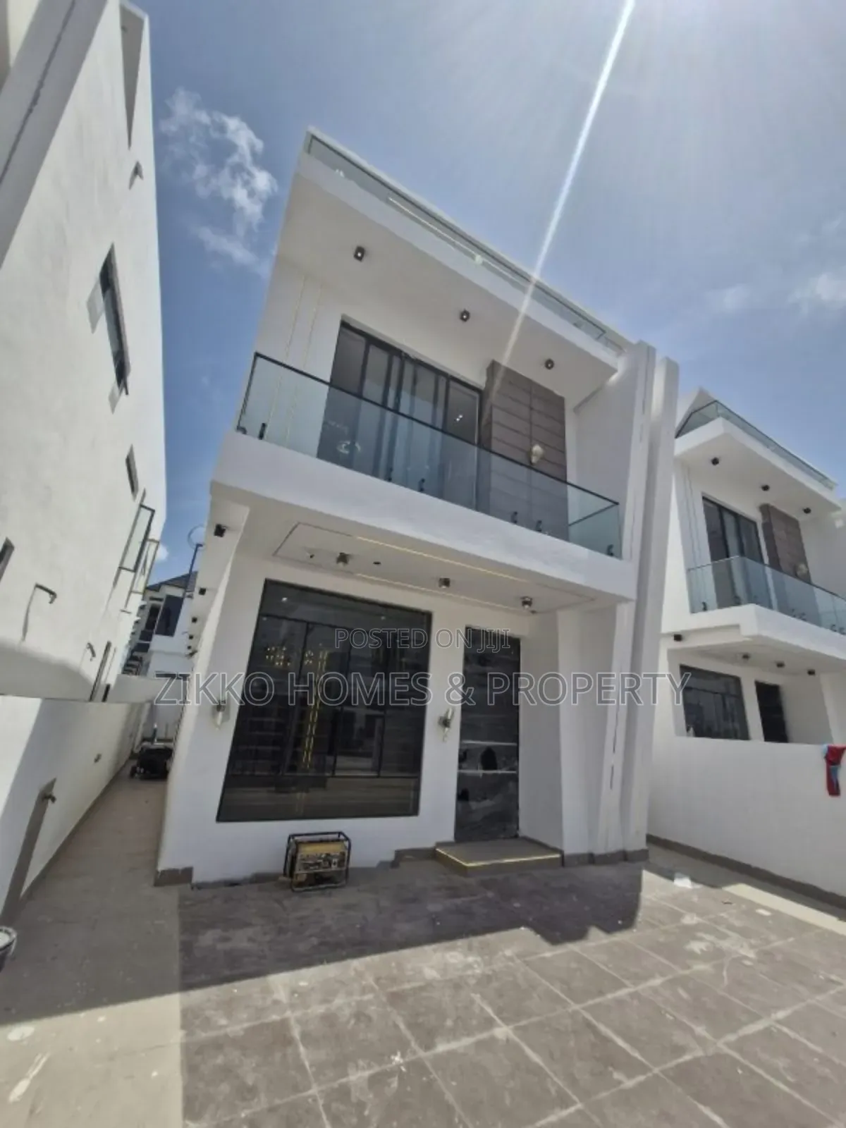 4bdrm Duplex in Orchid Road, Chevron for sale in Chevron