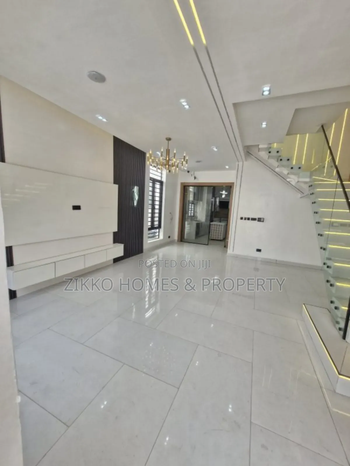 4bdrm Duplex in Orchid Road, Chevron for sale in Chevron