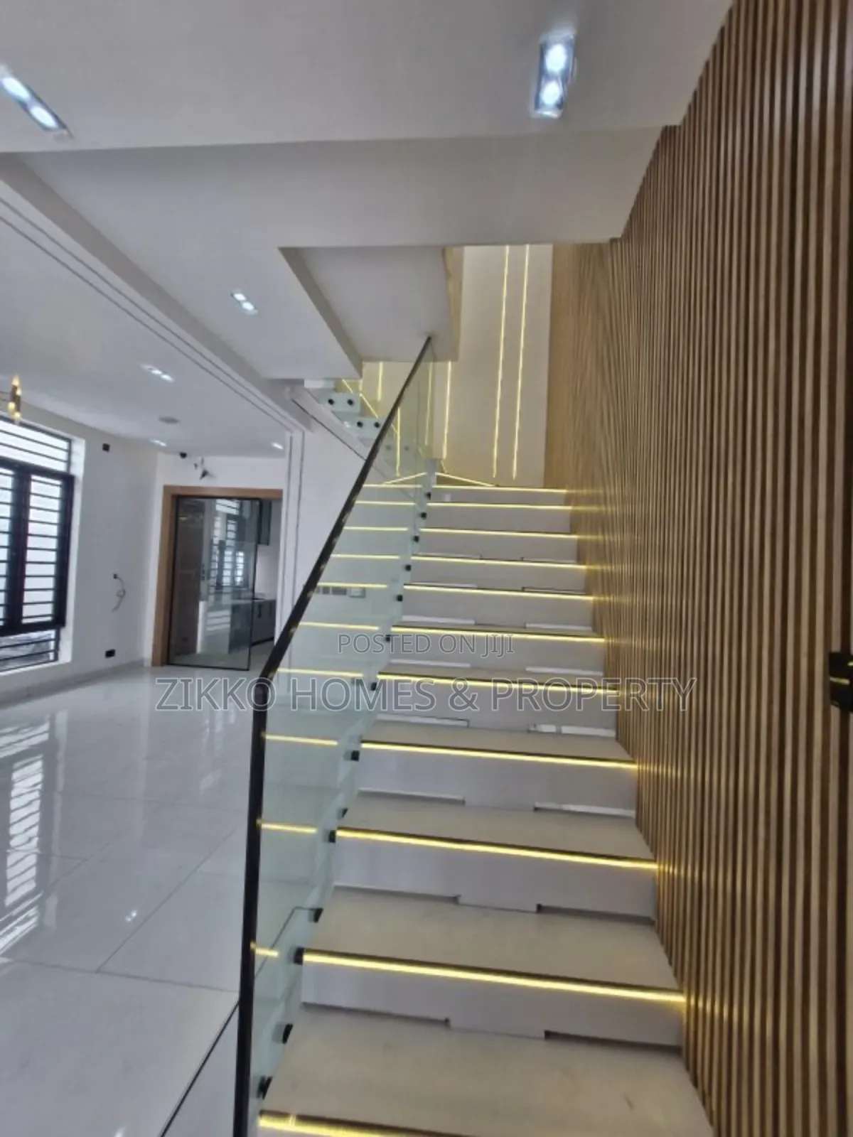 4bdrm Duplex in Orchid Road, Chevron for sale in Chevron