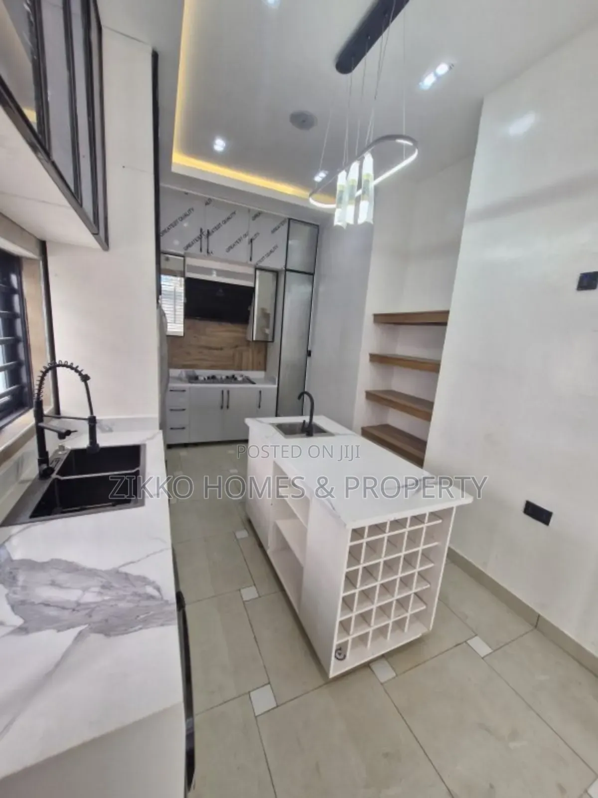 4bdrm Duplex in Orchid Road, Chevron for sale in Chevron