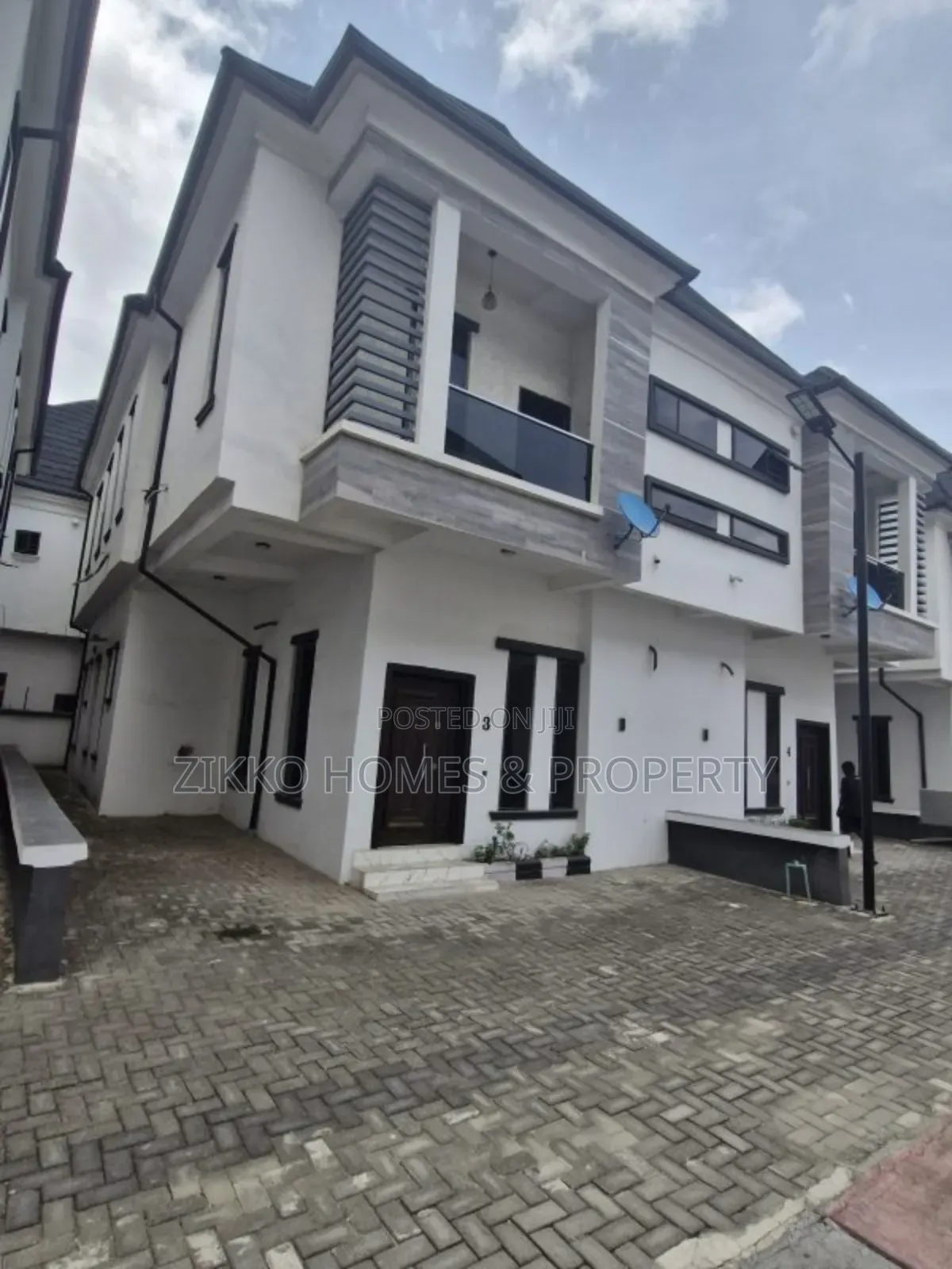 4bdrm Duplex in Orchid Road, Chevron for sale in Chevron