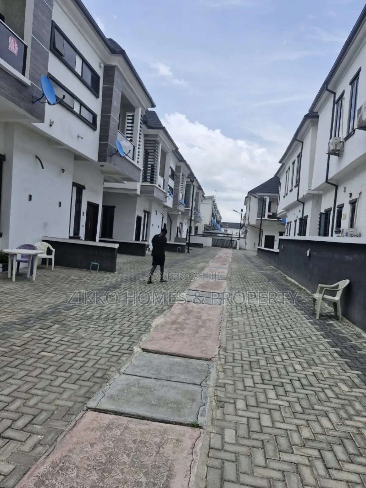 4bdrm Duplex in Orchid Road, Chevron for sale in Chevron
